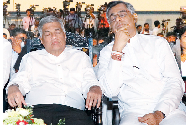 இலங்கை பிரதமருடன் கூட்டு சேரும் சம்பிக்க..!!