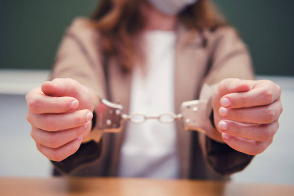 கஞ்சா விவகாரத்தில் வழக்குத் தொடுக்கப்படாமல் கணவனை மீட்க பொலிஸாருக்கு லஞ்சம் கொடுக்க முயன்ற பெண் கைது..!!