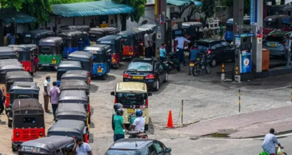 வரலாற்றில் மிக நீண்ட எரிபொருள் வரிசையை இலங்கை இன்று..!!!