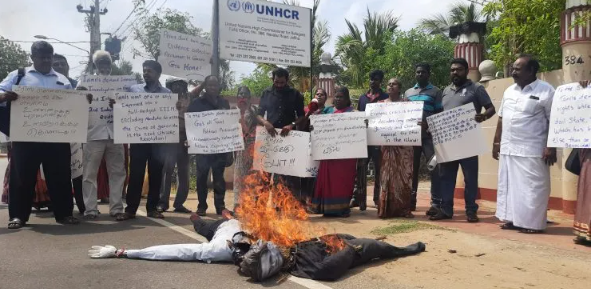 வெளிவிவகார அமைச்சர் ஜி எல் பீரிஸின் உருவபொம்மை எரித்து யாழ்ப்பாணத்தில் போராட்டம்..!!