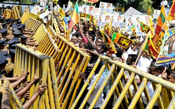 அரசாங்கத்துக்கு எதிரான போராட்டக்காரர்களை கைது செய்ய பொலிஸார் நடவடிக்கை