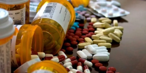 நாட்டில் தற்போது போதியளவு மருந்து கையிருப்பு இல்லை –  எச்சரிக்கை!