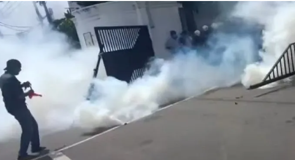 கல்வி அமைச்சின் முன் இடம்பெற்ற போராட்டம்