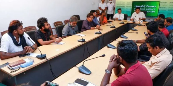 சஜித் பிரேமதாசவை சந்தித்தனர் காலி முகத்திடல் போராட்டக்காரர்கள் !