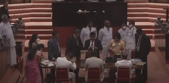 ஜனாதிபதித் தெரிவுக்கான இன்றைய வாக்கெடுப்பு நிறைவு...வாக்குகள் எண்ணும் நடவடிக்கைகள் ஆரம்பம்!