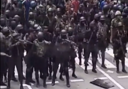 போராட்டக்காரர்களை தடுக்க பொலிஸார் பொலிஸார் துப்பாக்கி பிரயோகம்