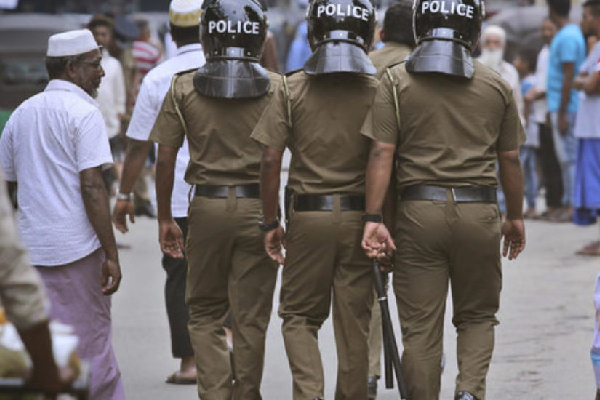 தாயுடன் சேர்ந்து தந்தையை கொலை செய்த மகன்..!!