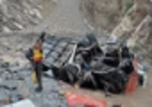 பள்ளத்தில் விழுந்த பேருந்து 19 பேர் மரணம்..!!