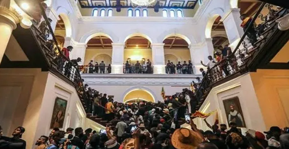 ஜனாதிபதி மாளிகையிலிருந்த மிகவும் பழமை வாய்ந்த 40 கொடிகள் திருட்டு – 100 சந்தேக நபர்கள் அடையாளம் காணப்பட்டனர்!