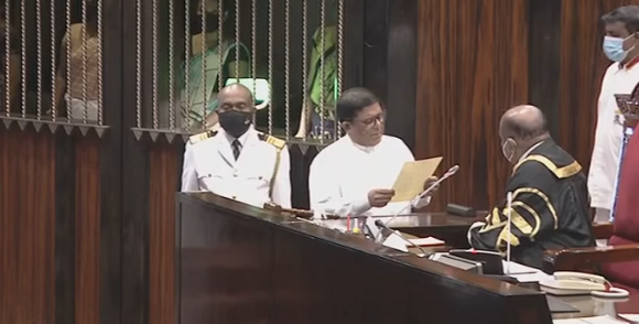 நாடாளுமன்ற உறுப்பினராக சத்தியப்பிரமாணம் பதவியேற்றுக்கொண்டார் வஜிர