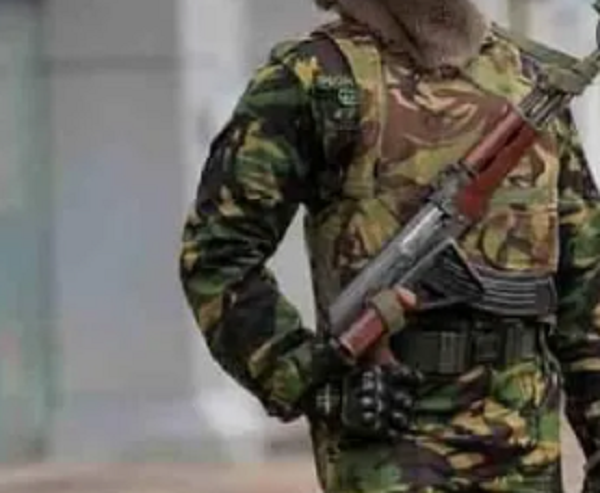 கூரிய ஆயுதத்துடன் போராட்டக்காரர்களிடம் சிக்கிய இராணுவ வீரர்