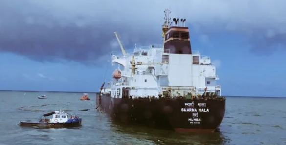 கப்பலில் இருந்து எரிபொருளை இறக்கும் பணி இன்று !!