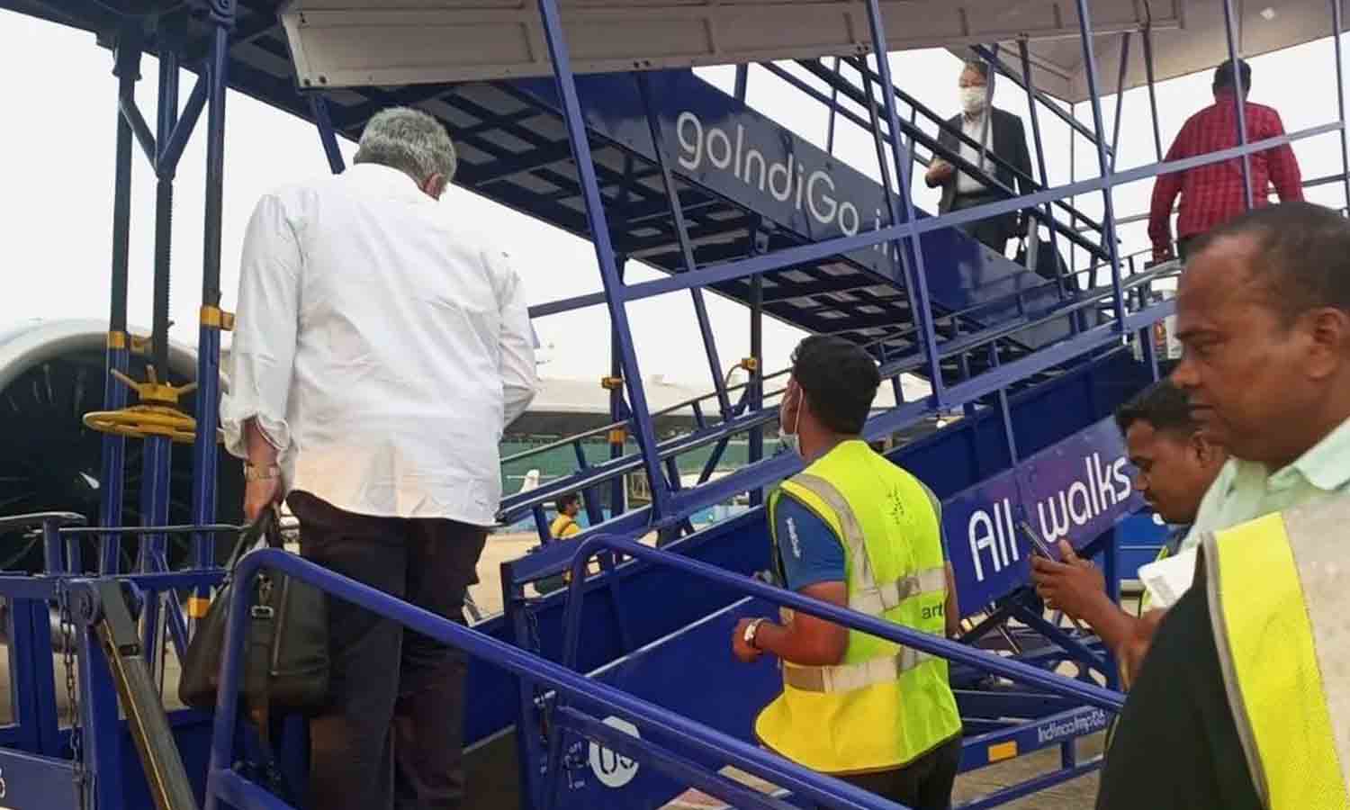 பேருந்தில் பயணம் செய்யும் நடிகர் அஜித்..!!!