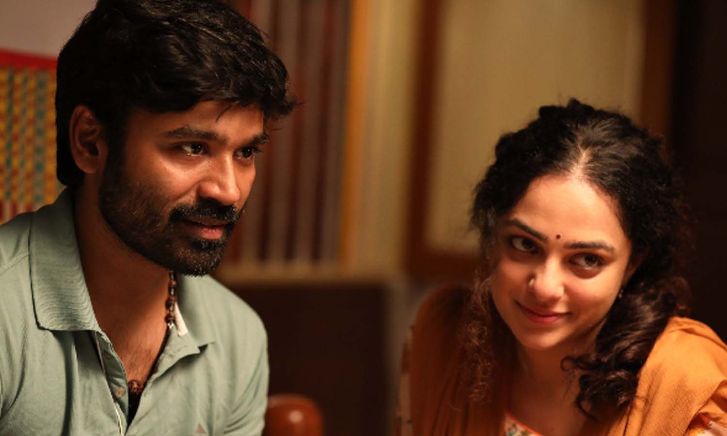 ரசிகர்களுடன் படம் பார்த்த நடிகர் தனுஷ் ..!!