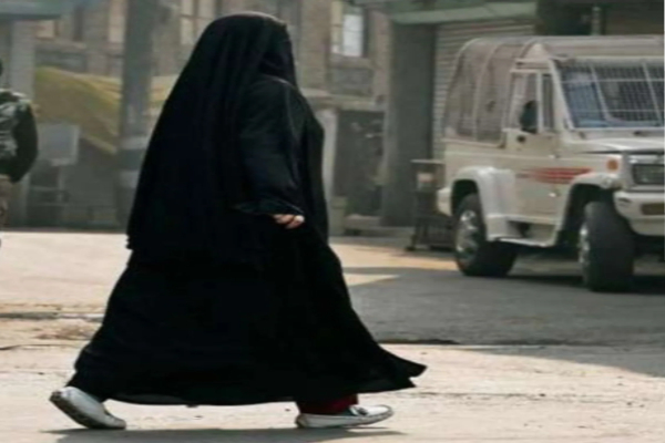 காதலியை உளவு பார்க்க பெண் வேடமிட்ட நபர் காவல்துறையினரால் கைது..!!!