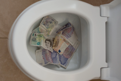 14 கோடி ரூபாய் பணத்தை கழிவறையில் ஃபிளஷ் செய்த ஜேர்மன் பெண்!