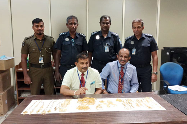 சட்டவிரோதமான முறையில்  இலங்கைக்கு பெரும் தொகை தங்கம் கொண்டு வந்த தம்பதியினர் கைது