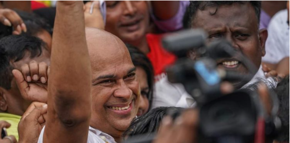 முன்னாள் நாடாளுமன்ற உறுப்பினர் ரஞ்சன் ராமநாயக்க சற்றுமுன்னர் வெலிக்கடை சிறைச்சாலையிலிருந்து வெளியேறினார்...!!