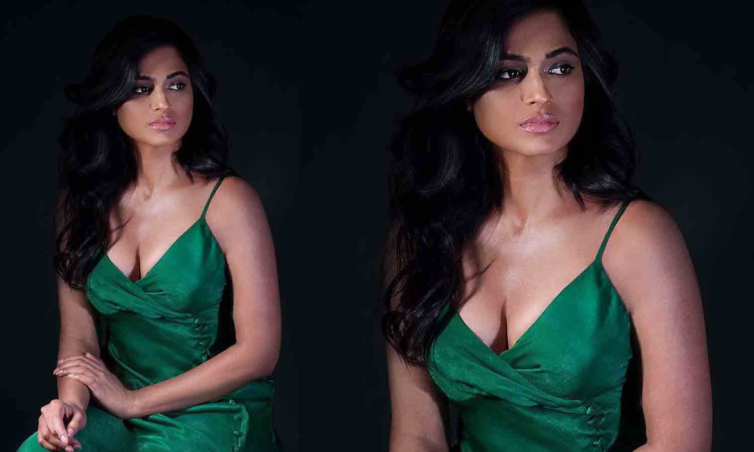 கவர்ச்சி உடையில் ரசிகர்களை கிறங்கடிக்கும் ரம்யா பாண்டியன்