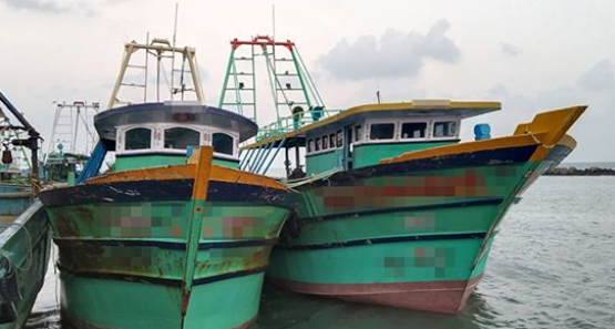 இலங்கை கடற்பரப்பில் அத்துமீறி மீன்பிடியில் ஈடுபட்ட 25 இழுவை படகுகளுடன் 189 இந்திய மீனவர்கள் கைது !