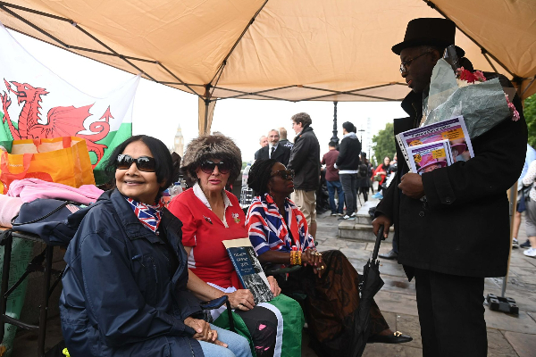 பிரித்தானிய ராணிக்கு முதலாவதாக அஞ்சல் செலுத்திய இலங்கை தமிழ் பெண்