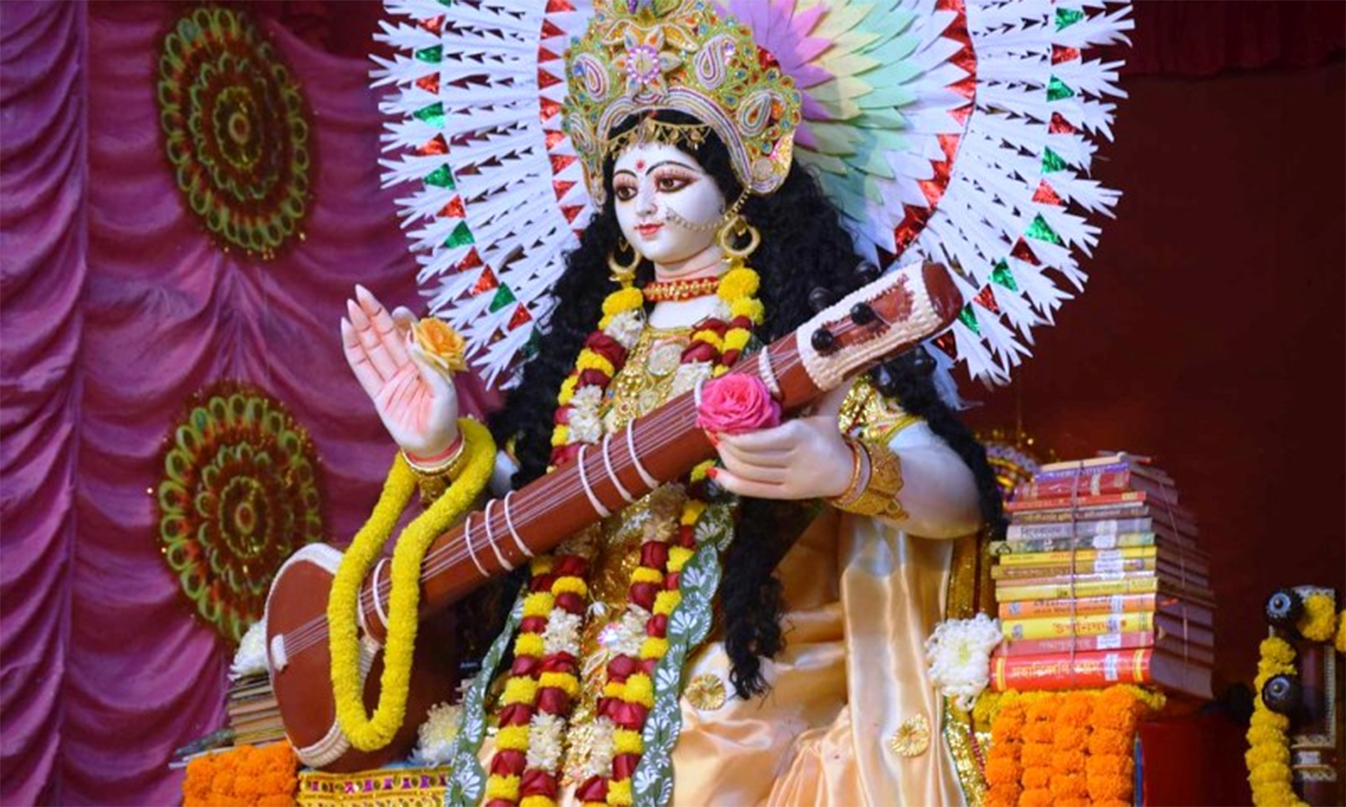 வித்தியாசமான வடிவில் காட்சி தரும் சரஸ்வதி