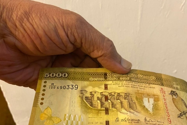 கல்வி மற்றும் மாகாணக் கல்வி அமைச்சுக்களினால் பாடசாலைகளுக்கு விதிக்கப்பட்டுள்ள தடை