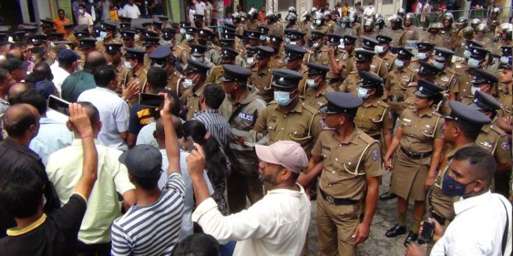 முன்னாள் பிரதமர் மஹிந்த ராஜபக்சவிற்கு எதிர்ப்பு தெரிவித்து போராட்டம் !