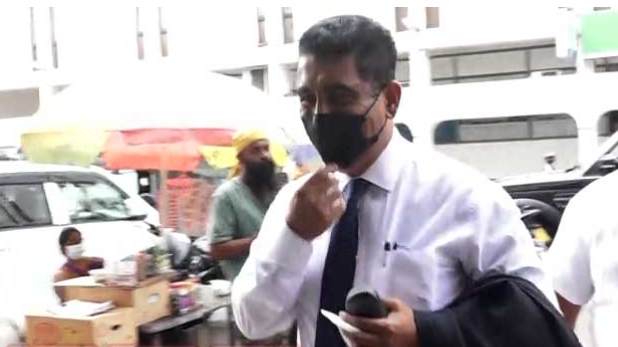 முன்னாள் அமைச்சர் ஜோன்ஸ்டன்  உள்ளிட்ட மூவர் வெளிநாடு செல்ல தடை