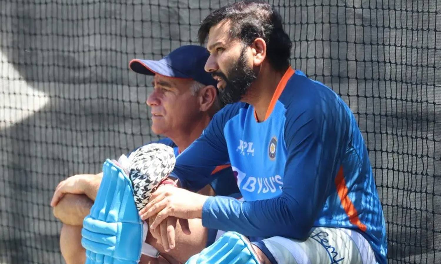 பயிற்சியின்போது ரோகித் சர்மாவுக்கு கையில் காயம்- அரை இறுதியில் ஆடுவாரா?