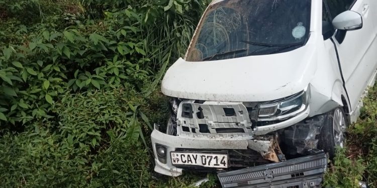 கண்டி – நுவரெலியா பிரதான வீதியில் விபத்து – ஐவர் காயம்