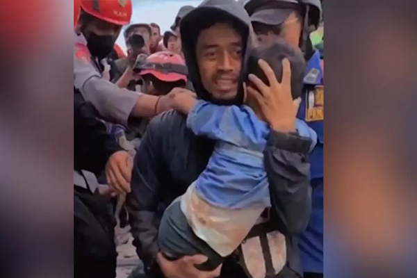 இந்தோனேசிய நிலநடுக்கம்! நடந்த அதிசயம் என்ன தெரியுமா ?