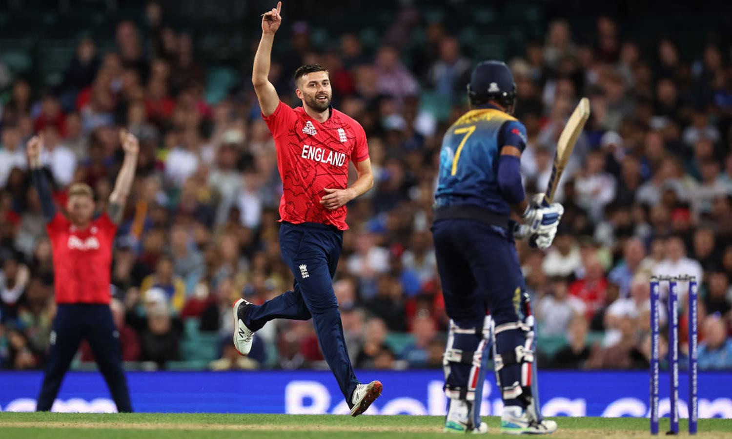 அரையிறுதிக்கு முன்னேறுமா இங்கிலாந்து? 142 ரன்கள் இலக்கு நிர்ணயித்தது இலங்கை