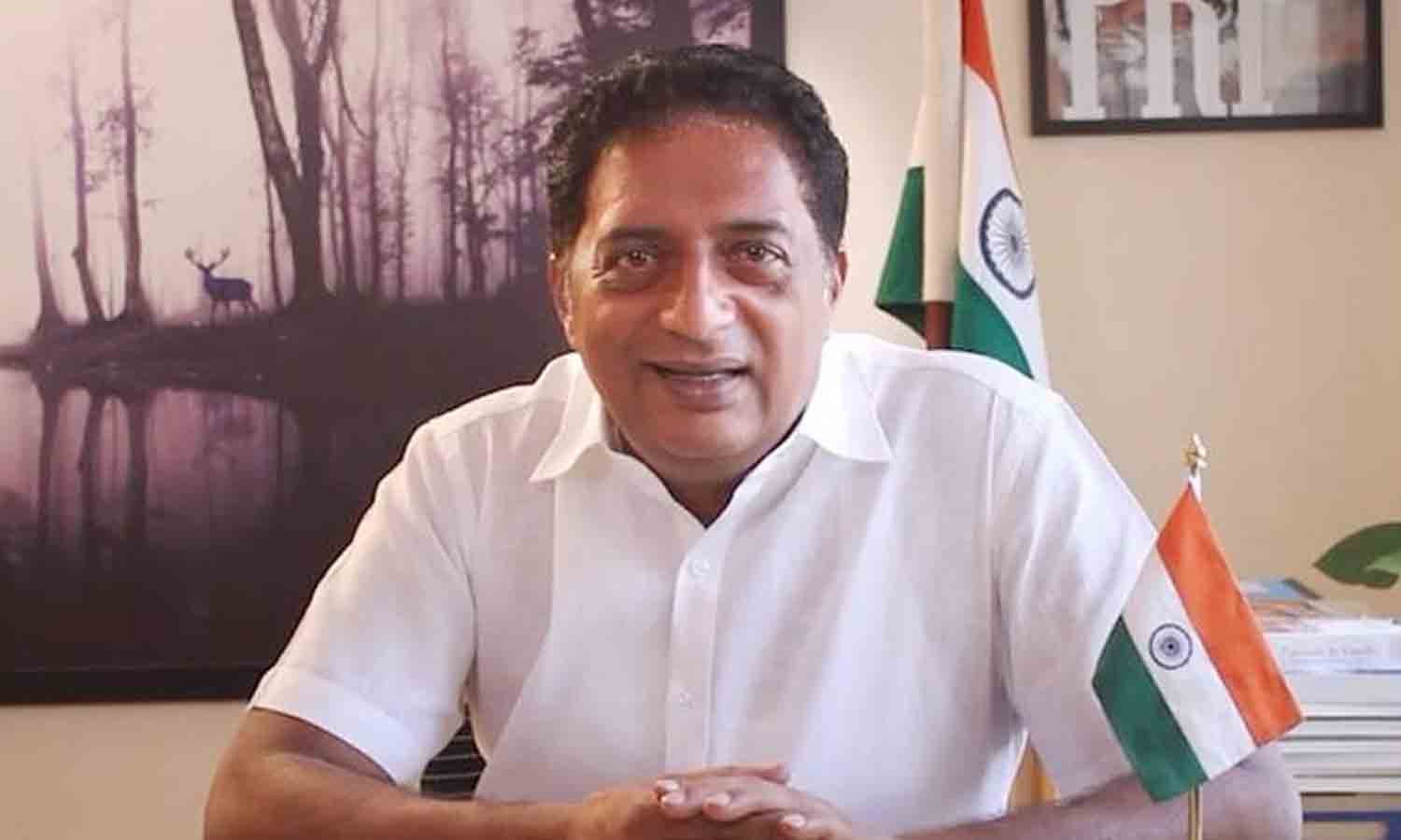 நான் அரசியல் பேசுவதால் என்னுடன் சேர்ந்து நடிக்க பயப்படுகிறார்கள்- பிரகாஷ் ராஜ்