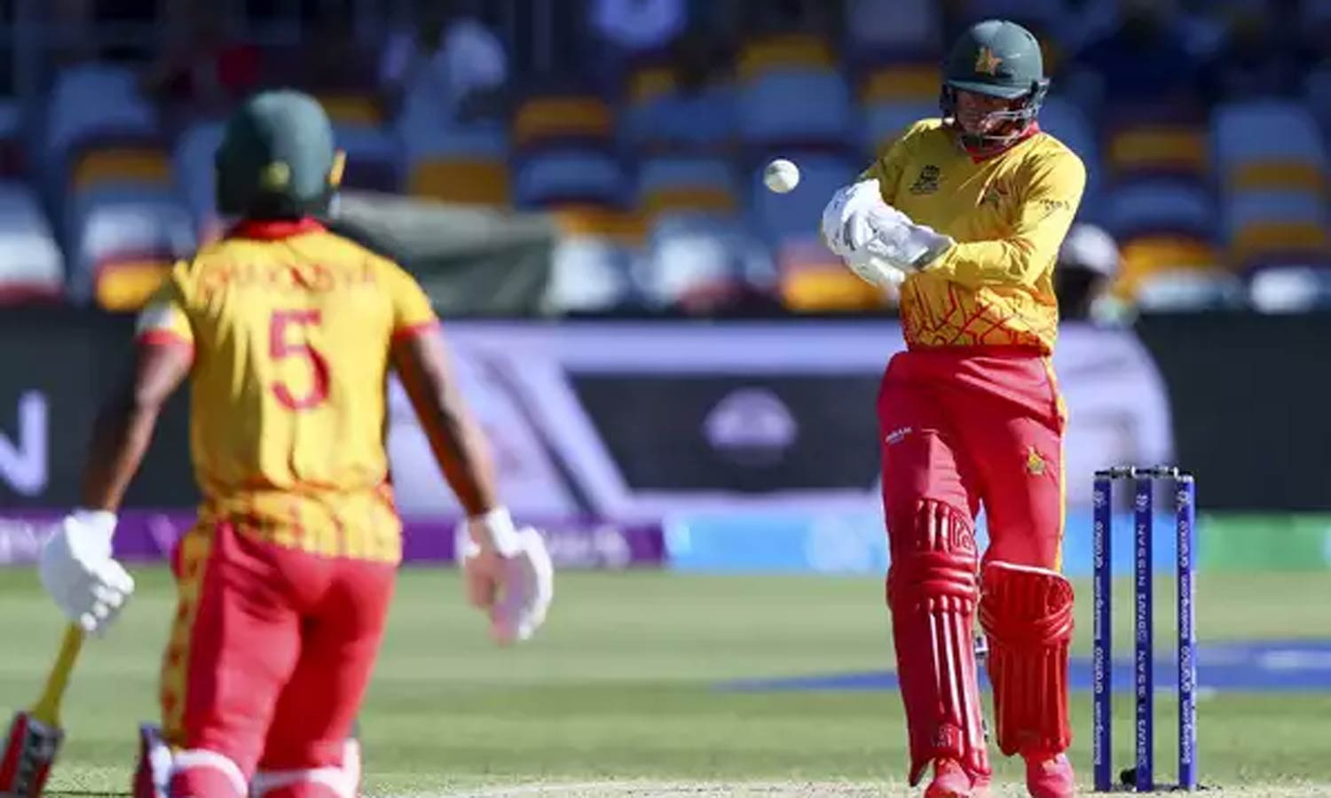 டி20 உலகக்கோப்பை- நெதர்லாந்தின் பந்து வீச்சில் சுருண்ட ஜிம்பாப்வே- 117 ரன்கள் மட்டுமே எடுத்தது