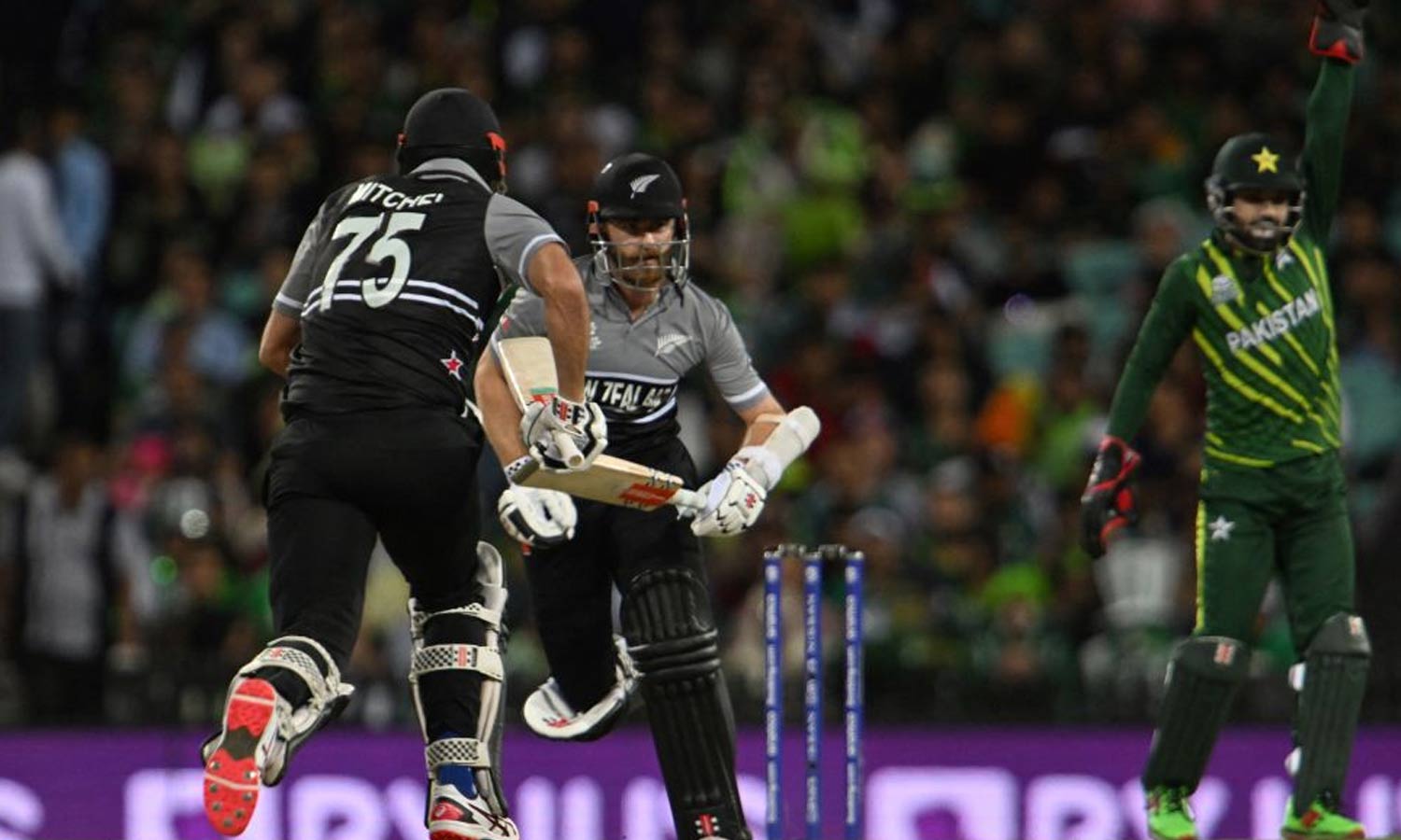 மிட்செல் அதிரடி- பாகிஸ்தானுக்கு 153 ரன்கள் இலக்கு நிர்ணயித்தது நியூசிலாந்து