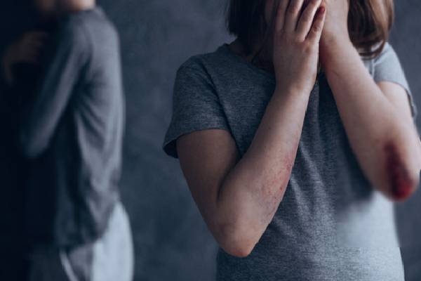 வேறு ஒருவருடன் வாழும் மனைவி-பிள்ளைகளை கொடுமைப்படுத்திய தந்தை