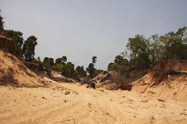 சட்டவிரோத மணல் அகழ்வை தடுத்து நிறுத்தி  மணல் அகழ்வாளர்களால் இளைஞர் மீது தாக்குதல்