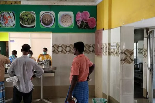 உணவக ஊழியர்களின் வருமானம் சடுதியாக வீழ்ச்சி