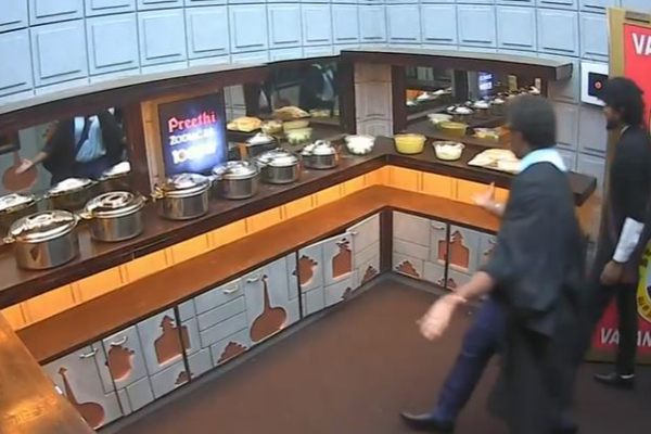 கமல் வீட்டில் இருந்து வந்த சாப்பாடு! அடித்து கொண்டு ருசித்த பிக் பாஸ் போட்டியாளர்