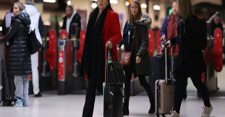 தொடர் வேலைநிறுத்தங்களால் இரயில் வலையமைப்பு ஸ்தம்பிதம்: .ரயில் பயணிகளுக்கு பெரும் இடையூறு!