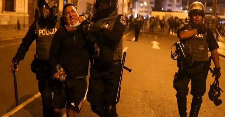 பெரு ஜனாதிபதி பதவி நீக்கம் செய்யப்பட்டதற்கு எதிர்ப்பு தெரிவித்து போராட்டம்..!!