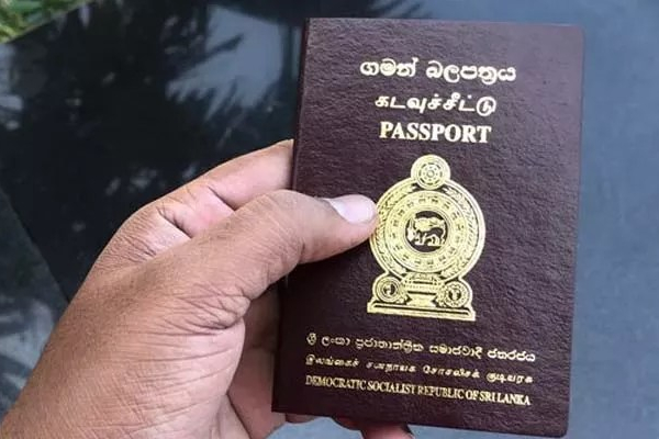 கட்டுநாயக்க விமான நிலையத்தில் வைத்து நாடுகடத்தப்பட்ட வெளிநாட்டு பிரஜைகள்