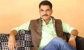 கதையை மாற்றும்படி கூறி படத்தை விட்டு வெளியேறிவிட்டார் - பிரபல நடிகர் மீது இயக்குனர் போலீசில் புகார்