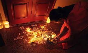 திருக்கார்த்திகை: இன்று வீடுகளில் தீபம் ஏற்றும் போது பாட வேண்டிய பாடல்