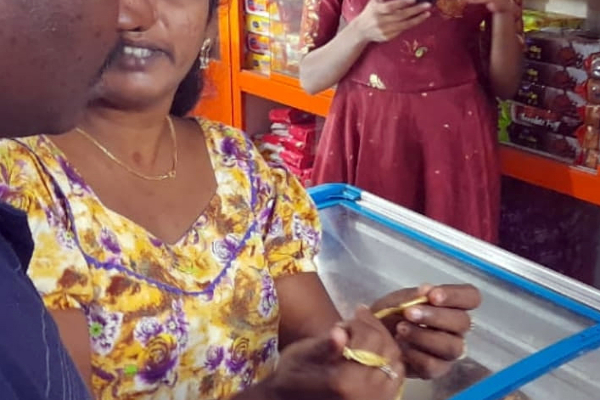 முல்லைத்தீவில் வீதியில் தொலைந்த தாலிக்கொடி..!!