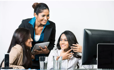 புன்னகை மாறாமல் காட்சி அளிக்கும் பெண்கள்