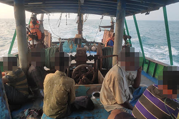 இந்திய கடற்றொழிலாளர்களின் மீன்களை விற்பனை செய்த குற்றச்சாட்டில் கைதான இருவருக்கு நீதிமன்றம் பிறப்பித்த உத்தரவு