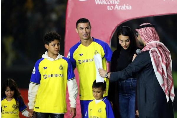 சவுதி அரேபியாவின் திருமண சட்டம்! ரொனால்டோ விடயத்தில் எழுந்த புதிய சர்ச்சை