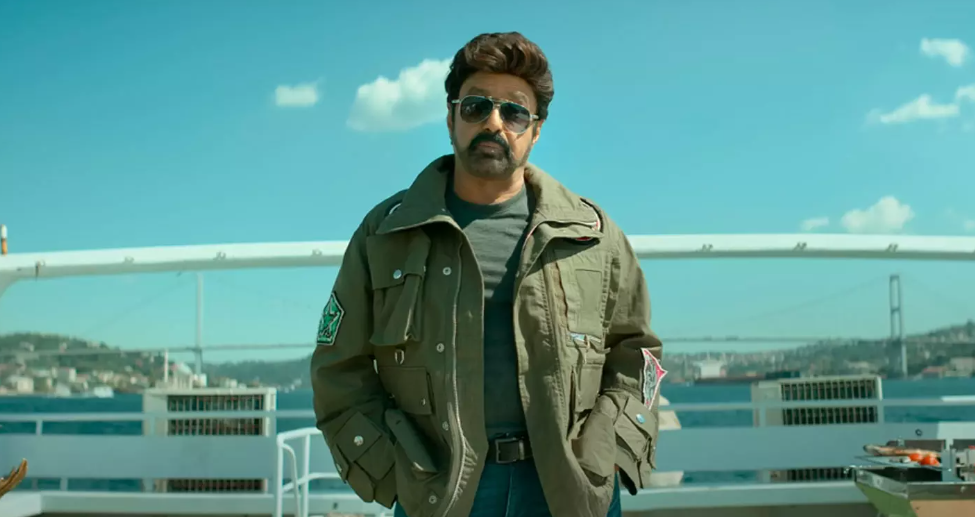 ஹீரோயின் மார்பில் சிகரெட் போட்டு பிடிக்கும் ஹீரோ.!!